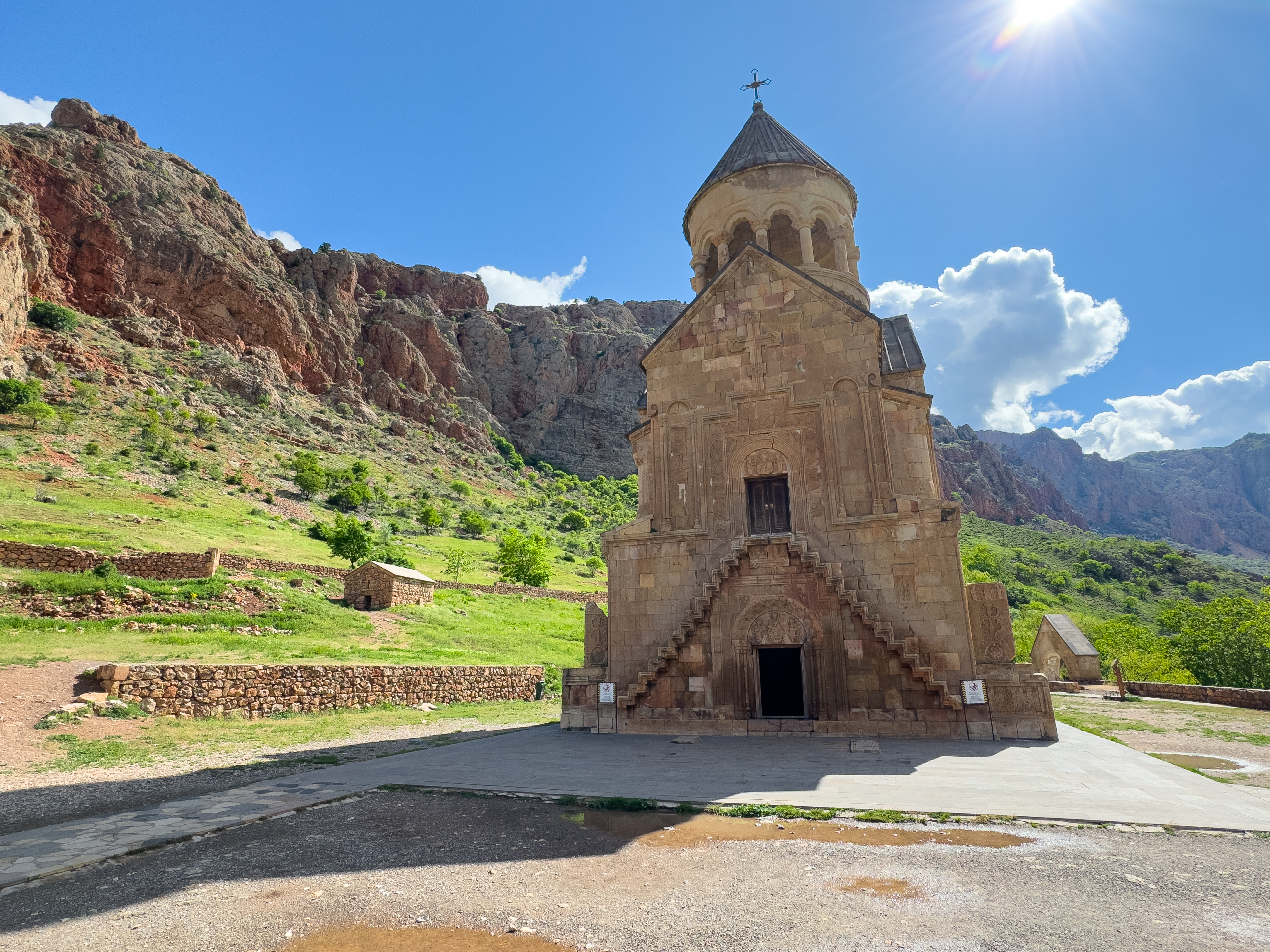 Eghegis village – Spitakavor Church – Noravank monastery – Areni Caves – Tushpa Winery – Yerevan